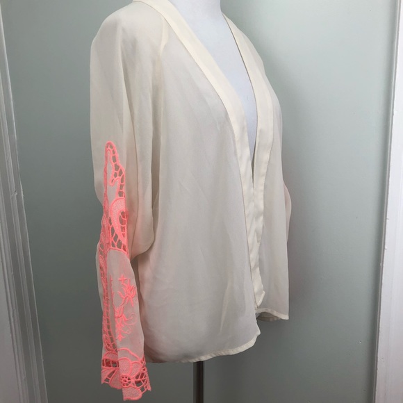 Vestique Sheer Cream & Pink Kimono Top - Picture 3 of 10